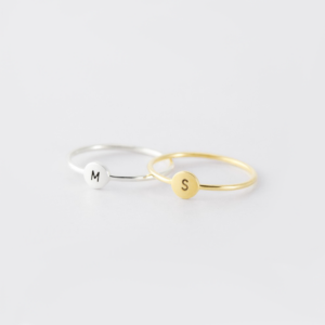 ANILLO DISCO CIRULAR CON INICIAL